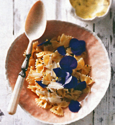 Farfalle-Nudeln mit Lavendelblütensalz-Butter
